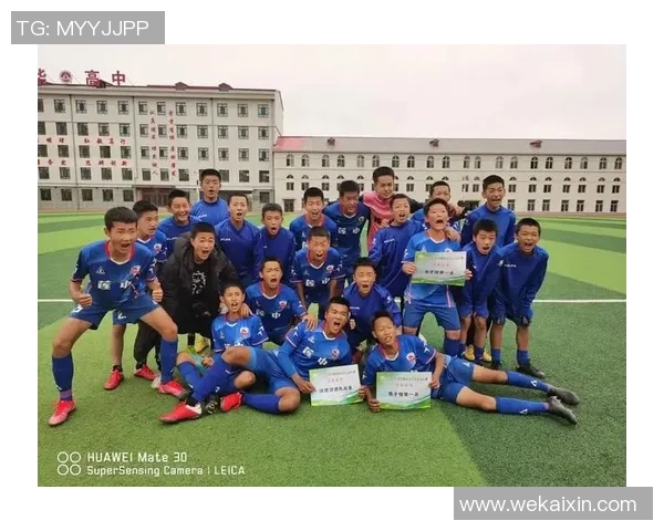 足球巨星挥洒青春海边，展现独特魅力与激情四射的运动风采